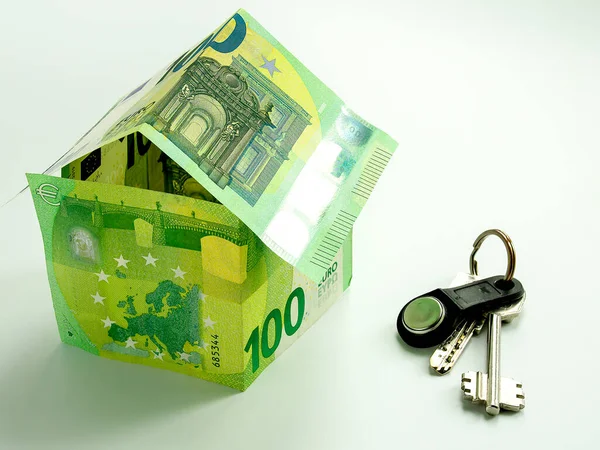 100ユーロの銀行券 家や家の鍵の形で折り畳まれた ロイヤリティフリーのストック写真