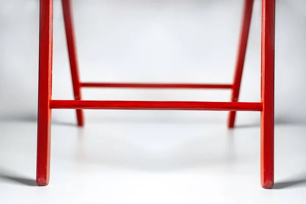 Két vízszintes része piros szék fehér háttér közelkép — Stock Fotó