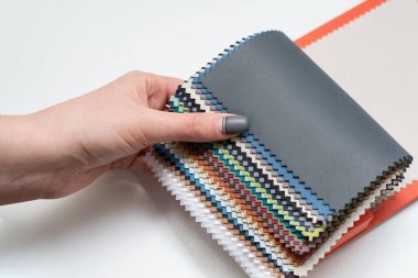 çok renkli tekstil örnekleri kadın el beyazı arka plan katalog iç tasarım ev geliştirme