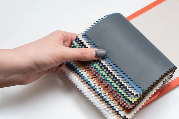 çok renkli tekstil örnekleri kadın el beyazı arka plan katalog iç tasarım ev geliştirme