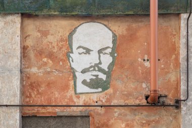 Duvara kazınmış Lenin kafası kırmızı boru eski avlu döküntüsü sıva