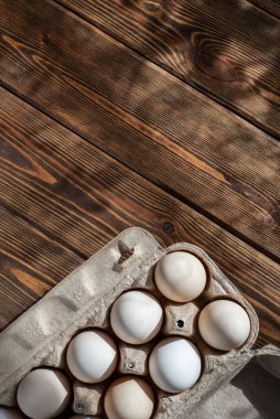 Karton tavuk yumurtası kutusu. tarım ürünleri. kahverengi ahşap masa