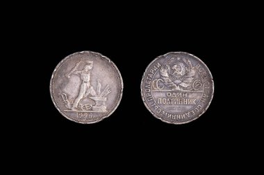 20. yüzyılın gümüş sikkesi, Sovyetler Birliği, 50 kopek, 1926. Birliğin arması, üzerinde yazı olan tüm ülkelerin proletaryaları birleşsin, arkadaki işçiler. Yakın plan.