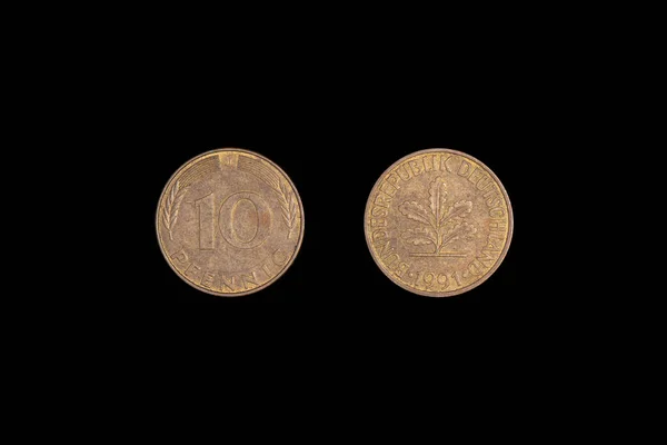 德意志联邦共和国或德意志联邦共和国从1991年开始发行的10便士硬币 正面展示了橡木幼苗 被隔离在黑色背景下 — 图库照片
