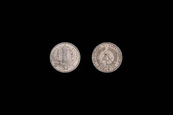 Niemiecka Moneta Republikańska Pfenni 1979 Awers Przedstawiający Dębową Sadzonkę Izolacja — Zdjęcie stockowe