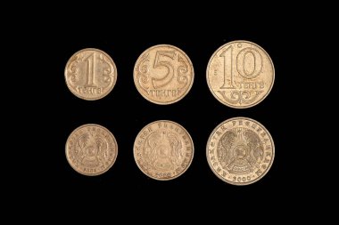 Kazakistan madeni para seti 2000 yıl, 1510 tenge. Siyah arkaplandaki izole nesne.