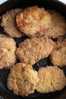 Siyah tavada kızarmış pirzola, köy yemeği. yakın plan