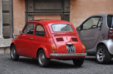 Avrupa 'nın eski tarihi şehir merkezinde küçük kırmızı bir araba.