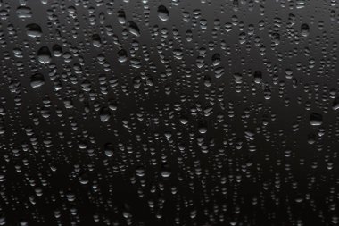 Gri arkaplanda su damlaları, üst görünüm