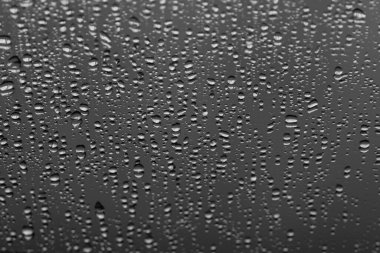 Gri arkaplanda su damlaları, üst görünüm