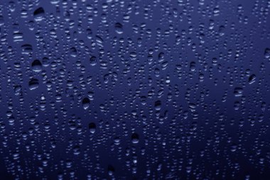 Su damlaları mavi arkaplanda, üst görünümde