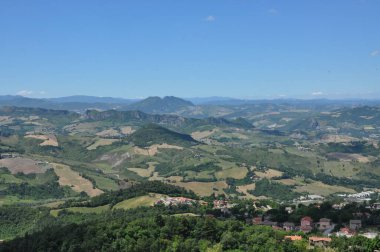 Toskana tepeleri. Çimen tarlaları ve çayırları olan yuvarlak tepeler.