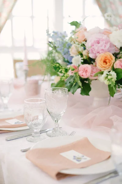 豪華な結婚式でのテーブルセッティングとテーブルの上の美しい花. — ストック写真