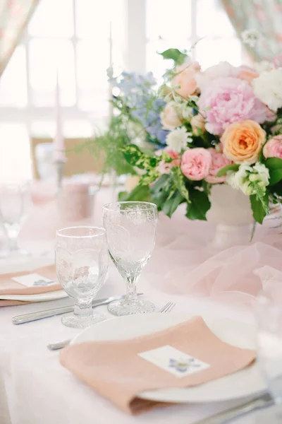 Ajuste de mesa en una boda de lujo y hermosas flores en la mesa . — Foto de Stock