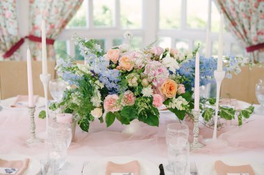 Lüks bir düğün masası ve masadaki güzel çiçekler..