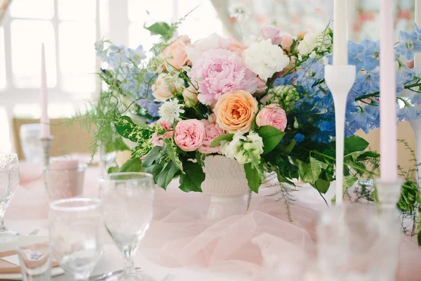 Ajuste de mesa en una boda de lujo y hermosas flores en la mesa . — Foto de Stock