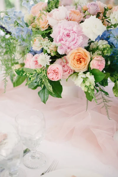 Asztalbeállítás egy luxus esküvő és gyönyörű virágok az asztalon. — Stock Fotó