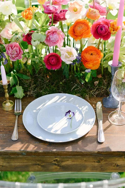 Ajuste de mesa en una boda de lujo y hermosas flores en la mesa . — Foto de Stock