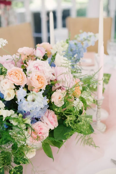 Ajuste de mesa en una boda de lujo y hermosas flores en la mesa . — Foto de Stock