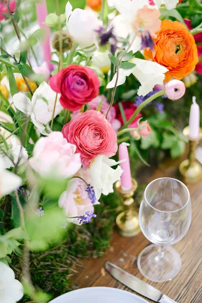 Flores de boda, decoración nupcial primer plano. Decoración hecha de peonías, rosas y plantas decorativas — Foto de Stock