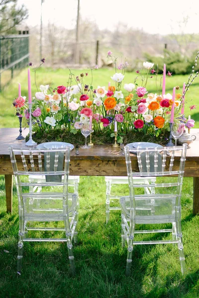 Stůl nastavení na luxusní svatbu a krásné květiny na stole. — Stock fotografie