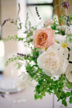 Düğün çiçekleri, gelinlik dekoru. Şakayık, gül ve dekoratif bitkilerden yapılmış süsleme