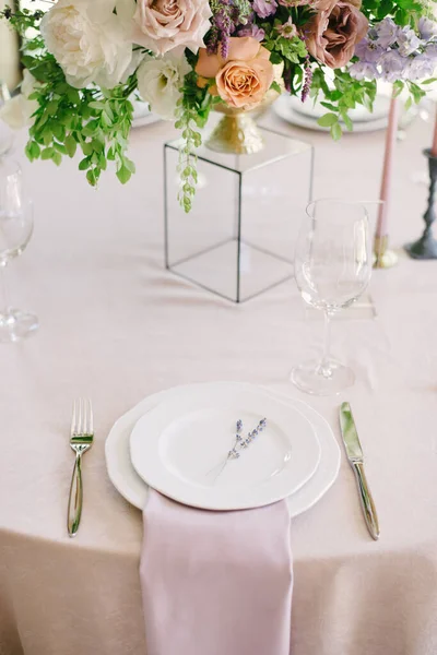 Ajuste de mesa en una boda de lujo y hermosas flores en la mesa . — Foto de Stock