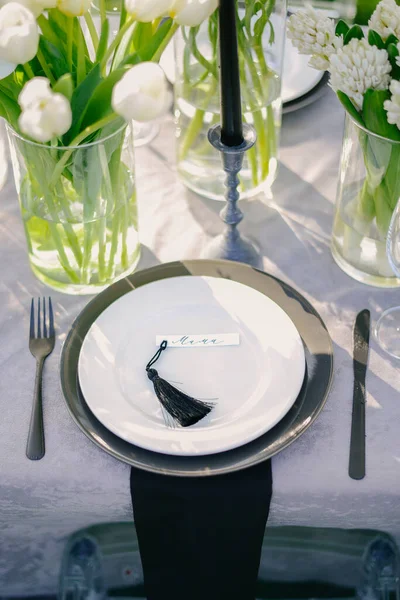 Ajuste de mesa en una boda de lujo y hermosas flores en la mesa. blanco y negro — Foto de Stock