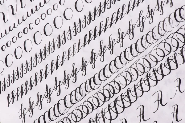 Kalligraphie Rezepte. Beispiele in Worten. Schwarze Tuschkalligrafie auf liniertem Papier. Kalligraphie-Kunst lernen. — Stockfoto