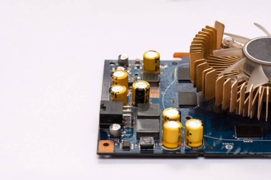 Elektronik devre ve bilgisayar kartında soğutma yüzgeci. Bir mühendisin işi için ekipman.