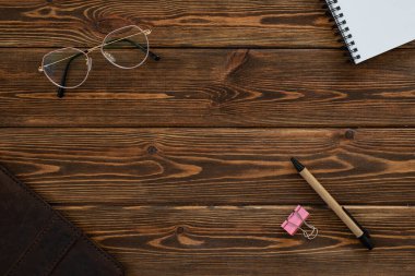 İş geçmişi, not defteri kalem gözlükleri. Düz, ahşap ofis masası..