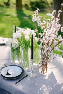 Lüks bir düğünde masa hazırlamak ve masada güzel çiçekler. siyah ve beyaz