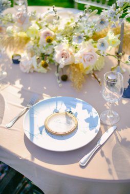 Lüks bir düğün masası ve masadaki güzel çiçekler..