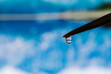 Dağlar bir damla su ile yansıtılır. Boş zaman