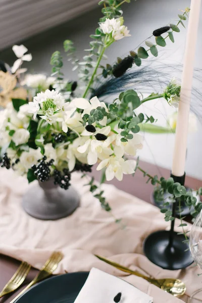 Ajuste de mesa en una boda de lujo y hermosas flores en un jarrón sobre la mesa . — Foto de Stock