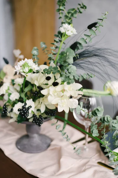 Ajuste de mesa en una boda de lujo y hermosas flores en un jarrón sobre la mesa . — Foto de Stock