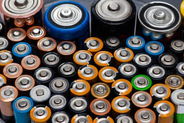 Bir satırda yer alan farklı markaların AA büyüklüğünde alkali pilleri kullanıldı