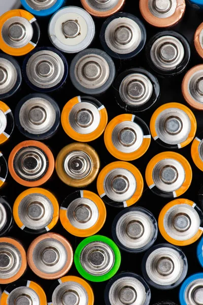 Használt lúgos akkumulátorok AA méret formátumú különböző márkák fekvő sorban — Stock Fotó