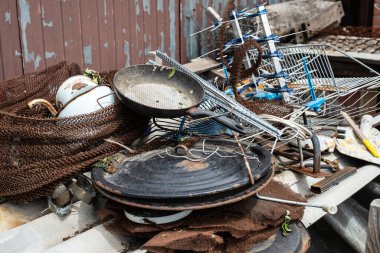 Hurda metal koleksiyonu. Çevresel sorunlar - Ev atıklarının atılması.