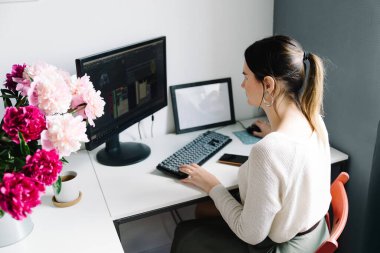 Bahçe sulama kutusunda şakayıklar, evde bir masaüstü. İşteki kadın