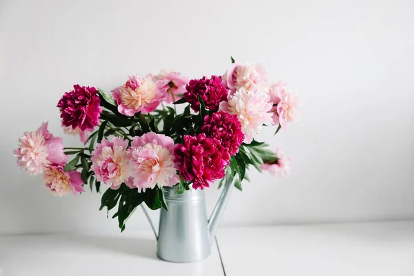 Flores rosas. Curly peony ranunculus en lata de riego gris metálico, espacio vacío — Foto de Stock