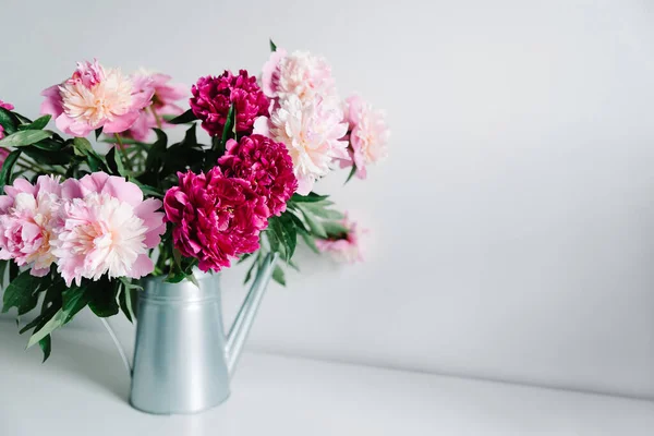 Flores rosas. Curly peony ranunculus en lata de riego gris metálico, espacio vacío — Foto de Stock