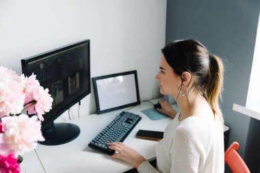 Bahçe sulama kutusunda şakayıklar, evde bir masaüstü. İşteki kadın