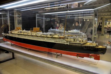 Münih, Almanya - 18 Ocak 2020: Alman Teknik Müzesi dünyanın en büyük bilim ve teknoloji müzesidir ve bunlardan biri en büyük koleksiyon gemisi modellerinden biri olan birçok farklı teknik alanlara sahiptir..