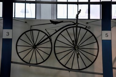 Münih, Almanya - 20 Ocak 2020: Alman Teknik Müzesi, dünyanın en büyük bilim ve teknoloji müzesidir ve bunlardan biri de retro bisiklet koleksiyonudur..