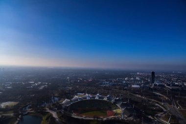 Münih, Almanya - 20 Ocak 2020: Münih Olimpiyat kulesinden yapılan panorama fotoğrafçılık. 