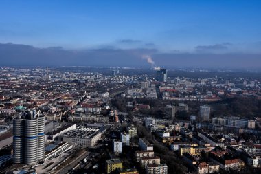 Münih, Almanya - 20 Ocak 2020: Münih Olimpiyat kulesinden yapılan panorama fotoğrafçılık. 