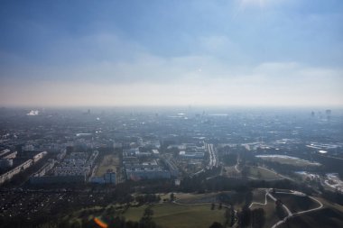 Münih, Almanya - 20 Ocak 2020: Münih Olimpiyat kulesinden yapılan panorama fotoğrafçılık. 