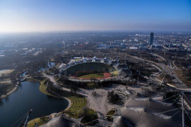 Münih, Almanya - 20 Ocak 2020: Münih Olimpiyat kulesinden yapılan panorama fotoğrafçılık. 