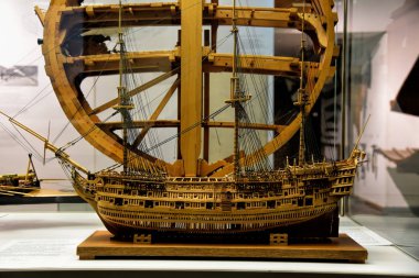 Münih, Almanya - 18 Ocak 2020: Alman Teknik Müzesi dünyanın en büyük bilim ve teknoloji müzesidir ve bunlardan biri en büyük koleksiyon gemisi modellerinden biri olan birçok farklı teknik alanlara sahiptir..